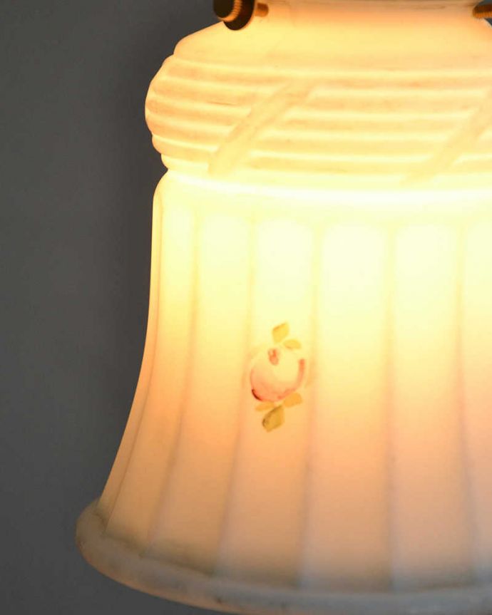 ペンダントライト 照明・ライティング 水色が子供部屋にも合うアンティークペンダントライト(コード・シャンデリア電球・ギャラリーA付き)。アンティークのミルクガラスは、光を通すとなんとも言えないステキな雰囲気でお部屋を照らしてくれます。(m-1981-z)