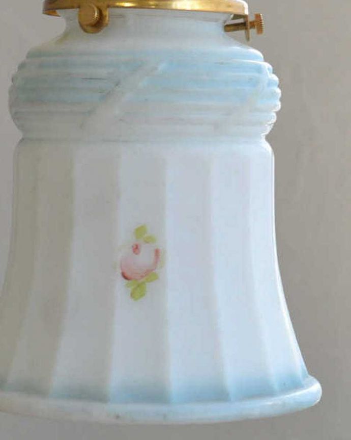 ペンダントライト 照明・ライティング 水色が子供部屋にも合うアンティークペンダントライト(コード・シャンデリア電球・ギャラリーA付き)。シェードは、アンティークのため、誤差があったり、キズ、汚れが入っている場合もあります。(m-1981-z)