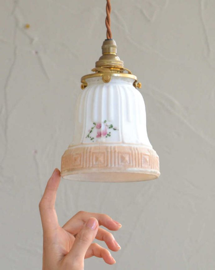 ペンダントライト　照明・ライティング　ピンクのお花が浮かぶアンティークペンダントライト（コード・シャンデリア電球・ギャラリーA付き）。。(m-1983-z)