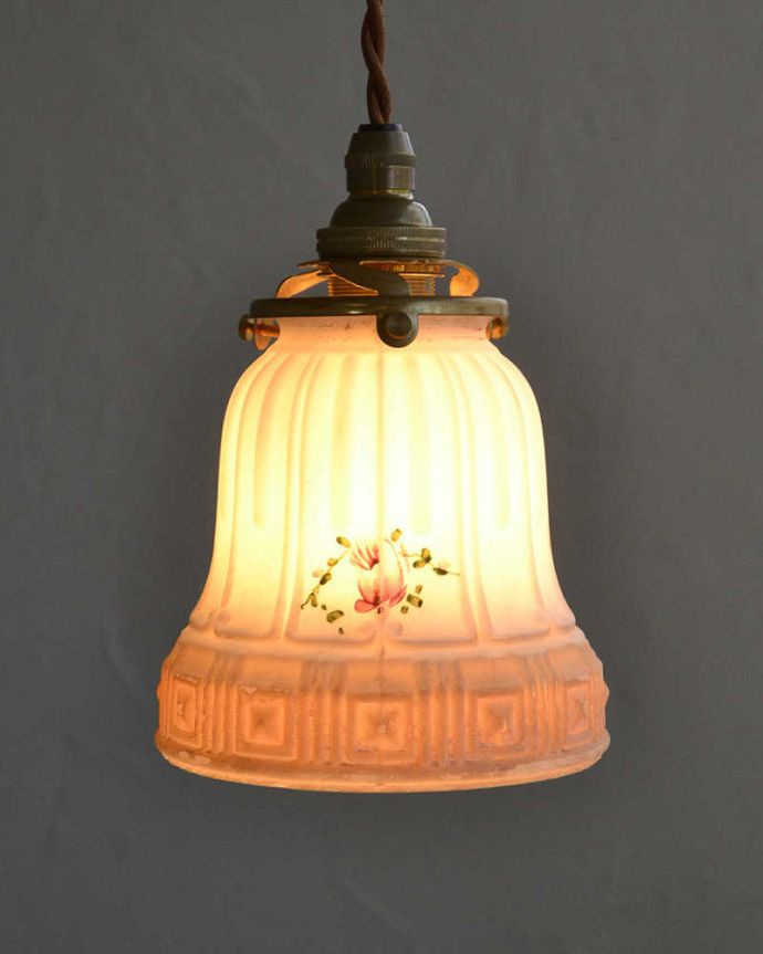 ペンダントライト　照明・ライティング　ピンクのお花が浮かぶアンティークペンダントライト（コード・シャンデリア電球・ギャラリーA付き）。。(m-1983-z)
