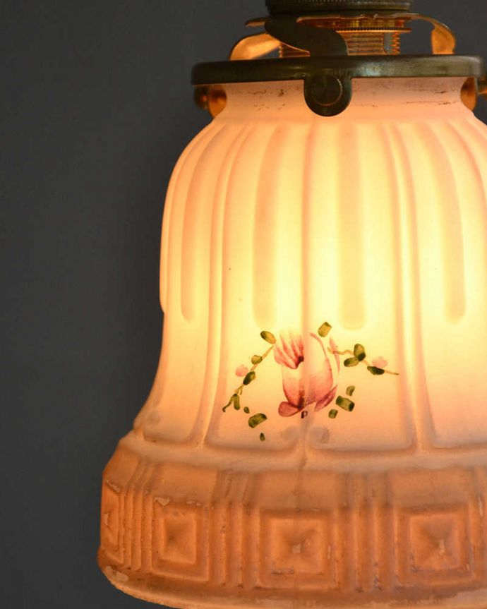ペンダントライト　照明・ライティング　ピンクのお花が浮かぶアンティークペンダントライト（コード・シャンデリア電球・ギャラリーA付き）。 。(m-1983-z)