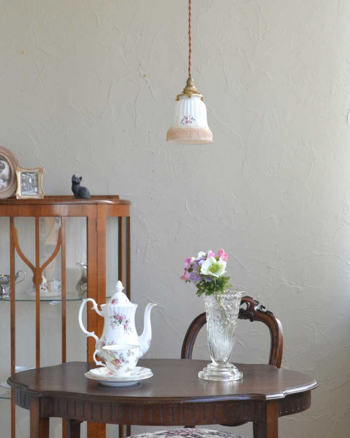 ペンダントライト　照明・ライティング　ピンクのお花が浮かぶアンティークペンダントライト（コード・シャンデリア電球・ギャラリーA付き）。。(m-1983-z)