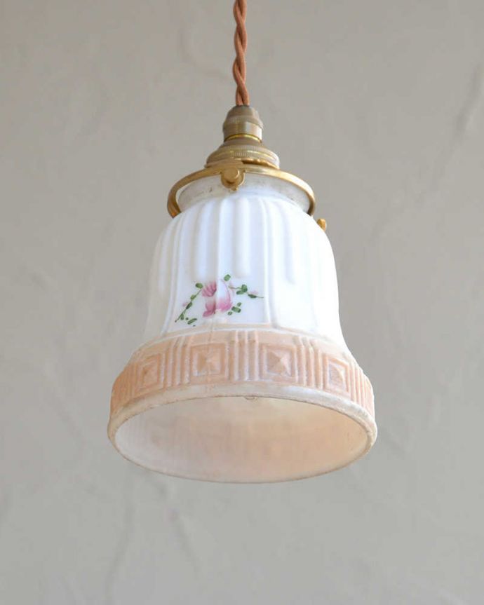ペンダントライト　照明・ライティング　ピンクのお花が浮かぶアンティークペンダントライト（コード・シャンデリア電球・ギャラリーA付き）。。(m-1983-z)