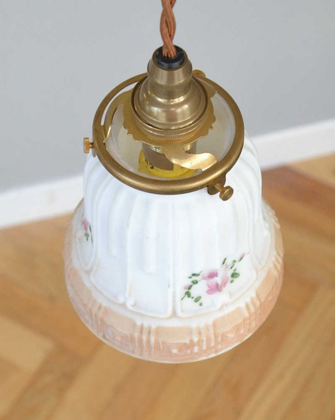 ペンダントライト　照明・ライティング　ピンクのお花が浮かぶアンティークペンダントライト（コード・シャンデリア電球・ギャラリーA付き）。。(m-1983-z)