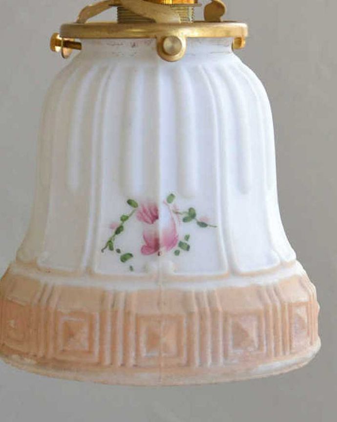 ペンダントライト　照明・ライティング　ピンクのお花が浮かぶアンティークペンダントライト（コード・シャンデリア電球・ギャラリーA付き）。。(m-1983-z)