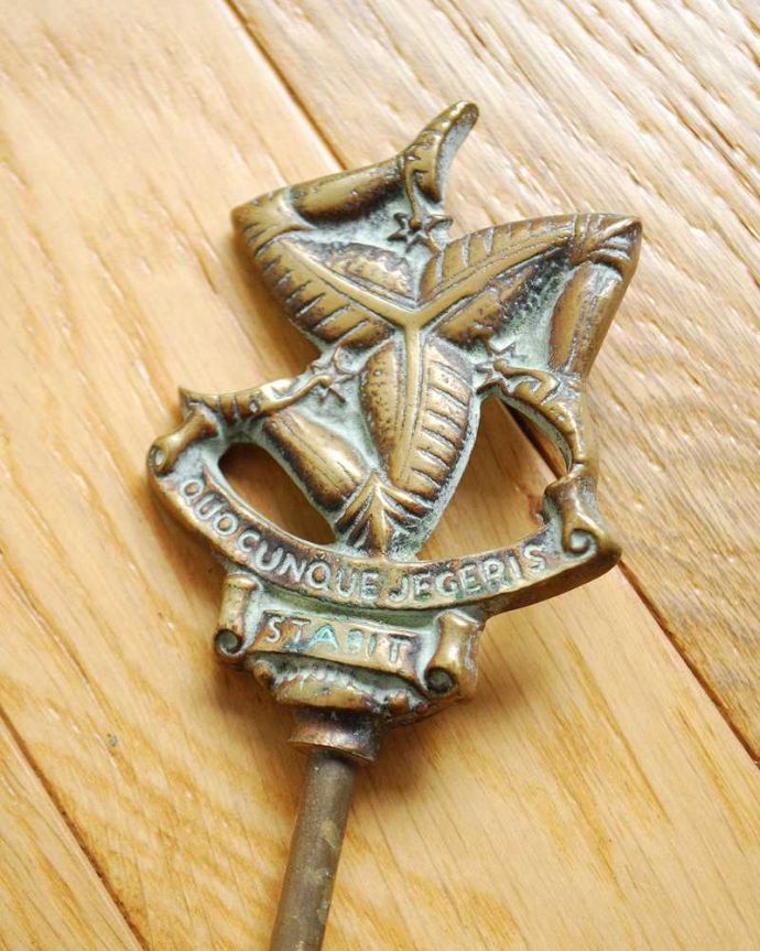 アンティーク 真鍮の雑貨　アンティーク雑貨　お洒落なイギリス輸入のアンティーク雑貨、暖炉フォーク。トップにはモチーフが付いています。(m-1998-z)