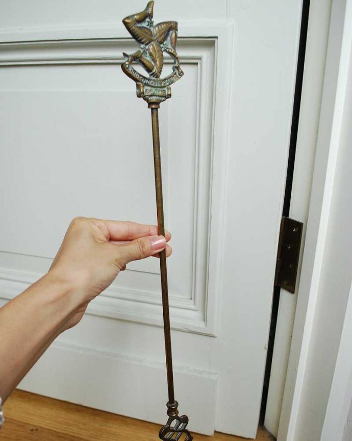 アンティーク 真鍮の雑貨　アンティーク雑貨　お洒落なイギリス輸入のアンティーク雑貨、暖炉フォーク。長さがあるので、暖炉はもちろんキャンプの薪にも使えます。(m-1998-z)