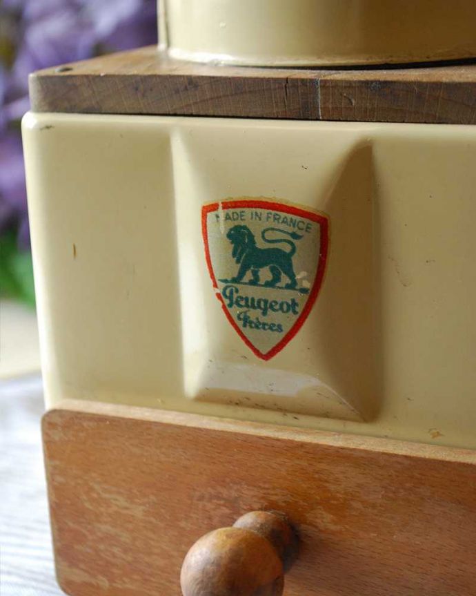 アンティーク その他の雑貨 アンティーク雑貨 フランスの老舗プジョー(PEUGEOT)のアンティークコーヒーミル。「クリーム色のボディ×木の質感」が温かみもあってお洒落です。(m-2003-z)