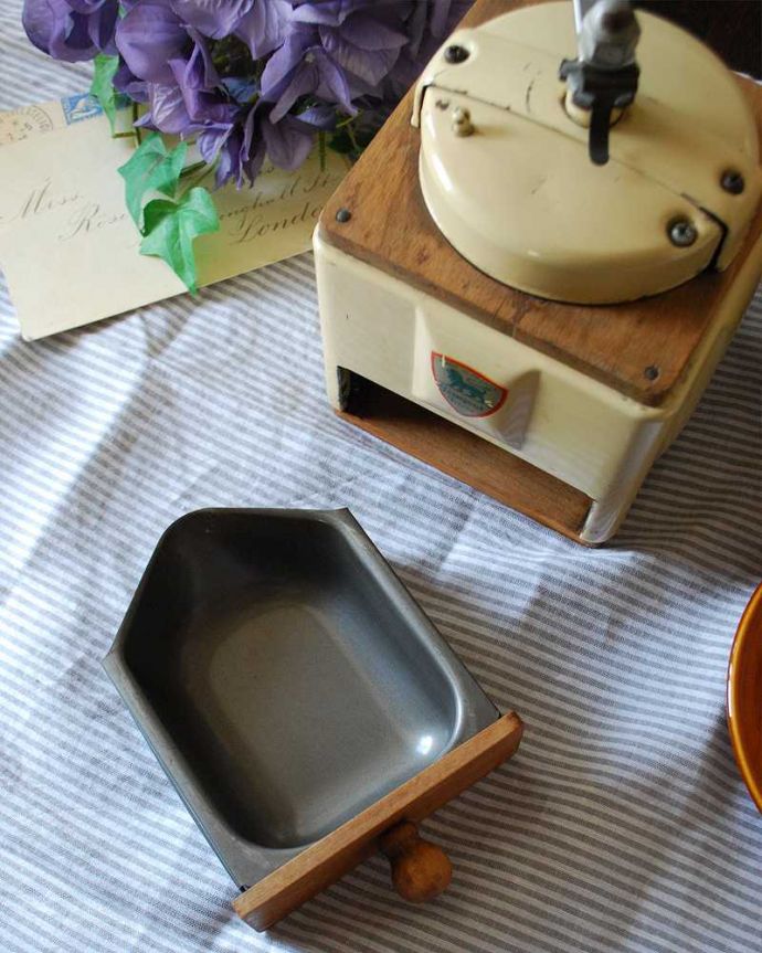 アンティーク その他の雑貨 アンティーク雑貨 フランスの老舗プジョー(PEUGEOT)のアンティークコーヒーミル。引き出しが取り出せます。(m-2003-z)