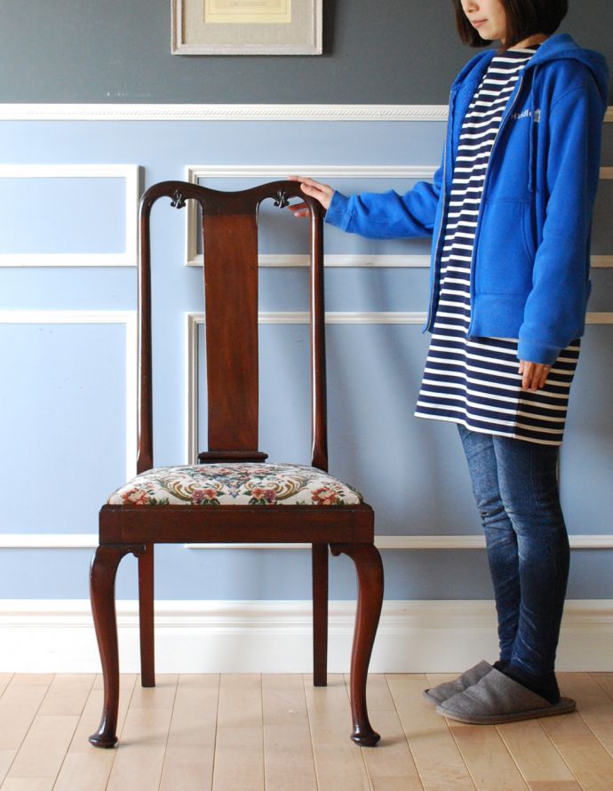 ダイニングチェア　アンティーク チェア　マホガニー材のアンティークチェア、クイーンアンチェア。上品な雰囲気が漂います。(m-283-c-1)