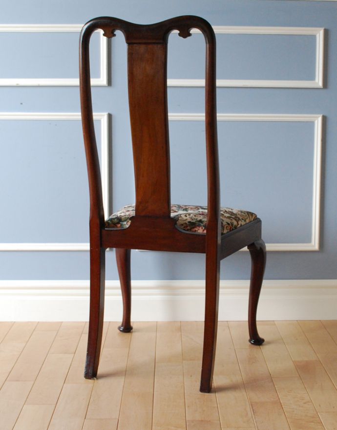 ダイニングチェア　アンティーク チェア　マホガニー材のアンティークチェア、クイーンアンチェア。アンティークらしく、流行を追わずに長く使えるデザイン。(m-283-c-1)