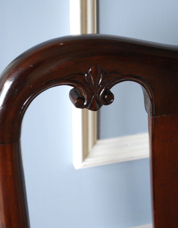 ダイニングチェア　アンティーク チェア　マホガニー材のアンティークチェア、クイーンアンチェア。チェアのトップには美しい装飾がデザインされています。(m-283-c-1)