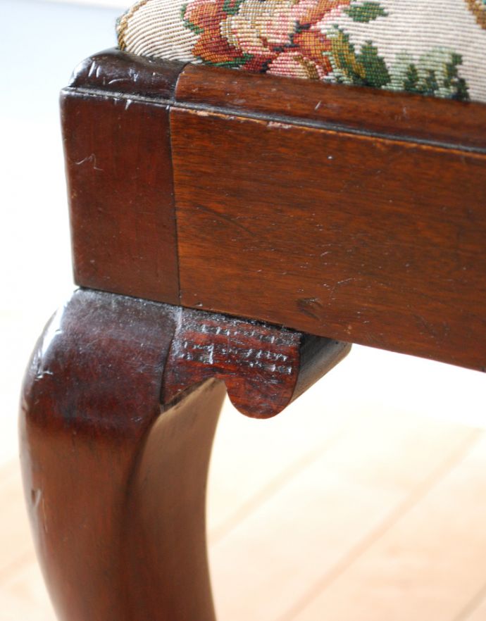 ダイニングチェア　アンティーク チェア　マホガニー材のアンティークチェア、クイーンアンチェア。専門の職人によってお直ししていますが、アンティークは新品ではありません。(m-283-c-1)