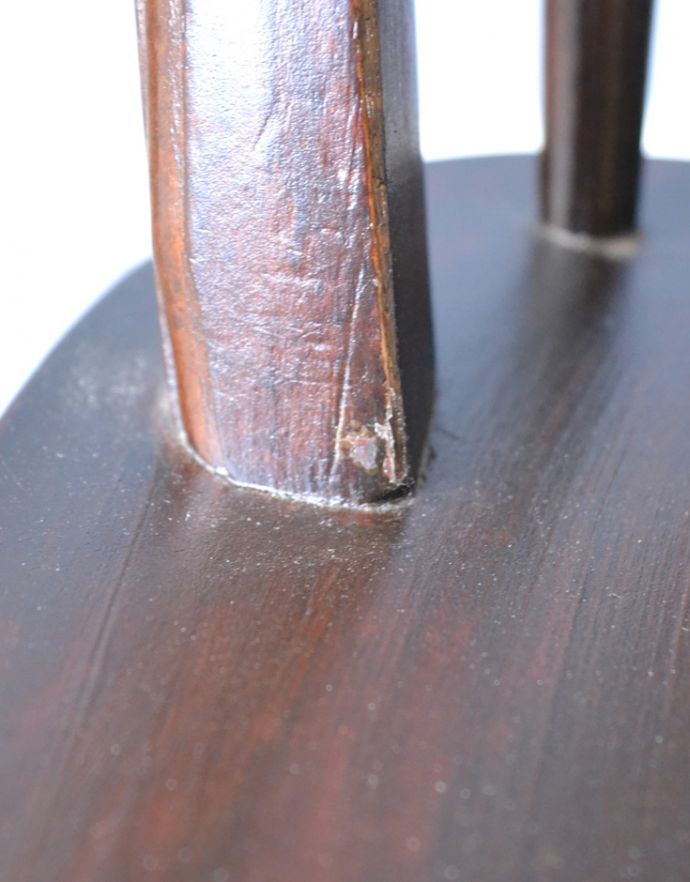 キッチンチェア アンティーク チェア 英国から届いたアンティークの椅子、ホイールバックチェア。アンティークは新品ではないので、経年変化によるキズはありますが、専門の職人によって目立たないようにキレイにお直しをしています。(m-290-c-1)