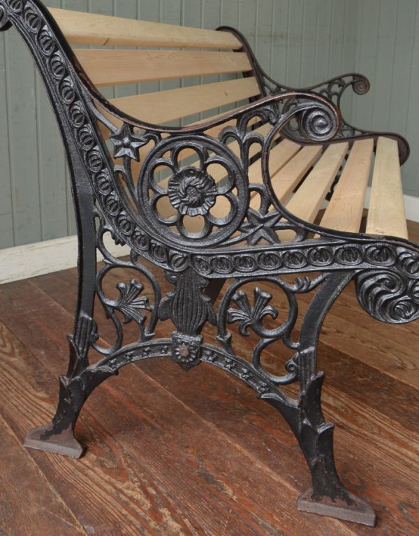 アンティーク チェア　イギリスから届いたアンティークのアイアンベンチ（ガーデンチェア）。飽きずに長くお使いいただけるデザインです。(m-315-c)