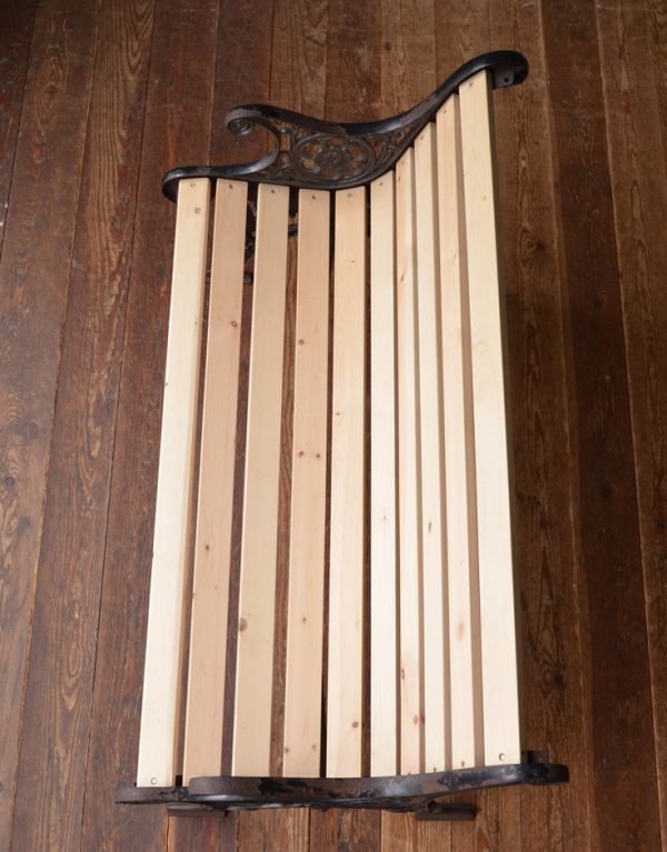 アンティーク チェア　イギリスから届いたアンティークのアイアンベンチ（ガーデンチェア）。座面は、新しい木材に組み替えました。(m-315-c)