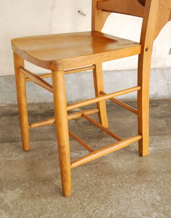 板座面　アンティーク チェア　おしゃれなアンティークの椅子、聖書ボックス付きのチャペルチェア。しっかりメンテナンスをしているので、大柄な男性が座っても大丈夫です。(m-320-c)