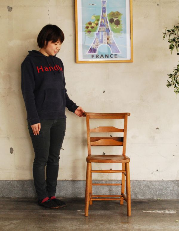 板座面　アンティーク チェア　おしゃれなアンティークの椅子、聖書ボックス付きのチャペルチェア。シンプルなデザインなので合わせやすいですよ！足元の桟は昔、荷物置き場に使われていたもの。(m-320-c)