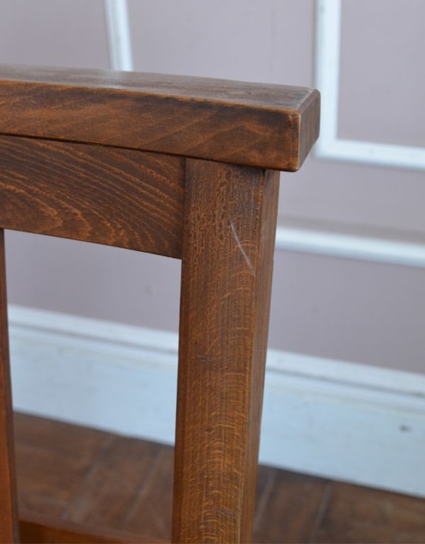 板座面　アンティーク チェア　カントリースタイルのアンティークチェア、ブラウンのチャーチチェア。キズや汚れ、木目や色は1脚1脚微妙に違いますが、どれもキレイに仕上げています。(m-326-c)