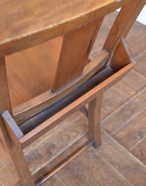 板座面　アンティーク チェア　カントリースタイルのアンティークチェア、ブラウンのチャーチチェア。もともとは、聖書や賛美歌を入れるために作られたBOX。(m-326-c)