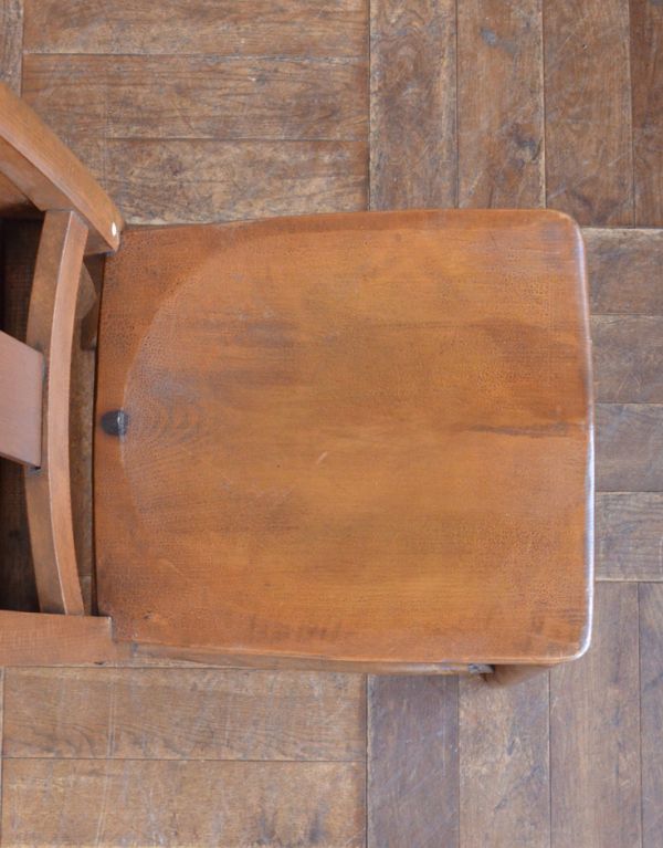 板座面　アンティーク チェア　カントリースタイルのアンティークチェア、ブラウンのチャーチチェア。座面には、座ぐりと言って、長時間座ってお話を聞いてもラクなようにお尻の形に彫が入っています。(m-326-c)