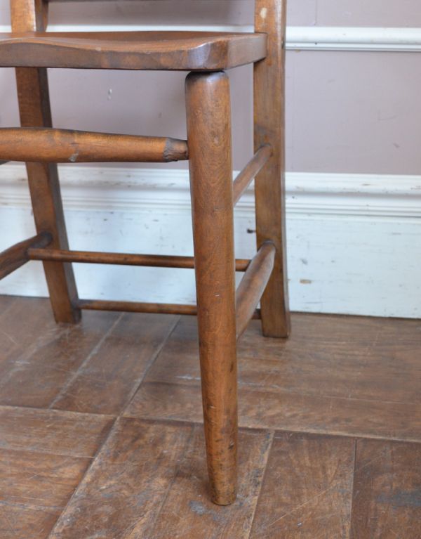 板座面　アンティーク チェア　カントリースタイルのアンティークチェア、ブラウンのチャーチチェア。メンテナンスをしっかりしてあるので、大柄な男性でも安心してお掛けください。(m-326-c)