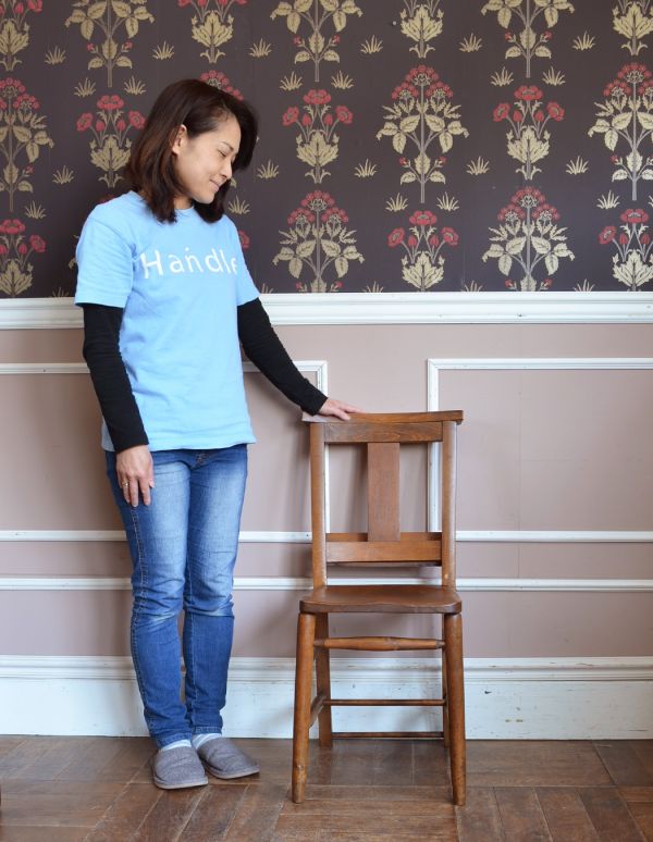 板座面　アンティーク チェア　カントリースタイルのアンティークチェア、ブラウンのチャーチチェア。見ているだけで楽しくなるチャーチチェア。(m-326-c)