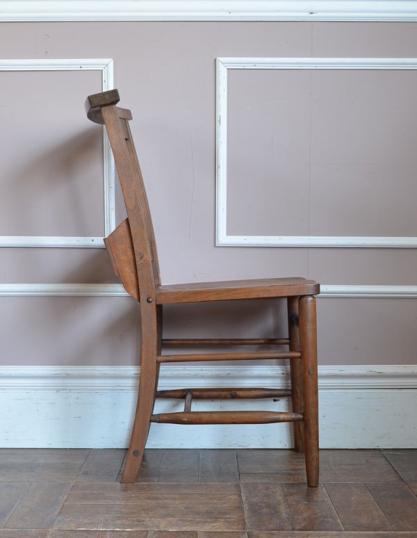 板座面　アンティーク チェア　カントリースタイルのアンティークチェア、ブラウンのチャーチチェア。しっかりと支えてくてる背もたれの角度は、長く座っていても疲れません。(m-326-c)