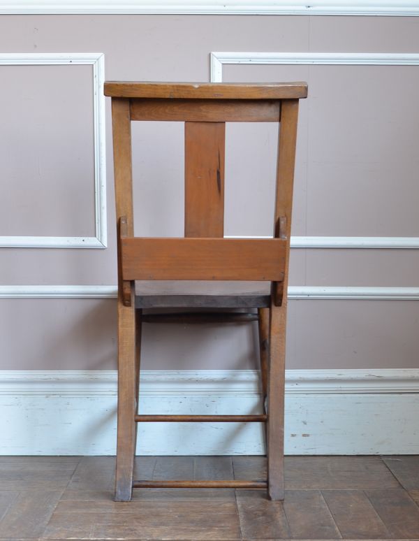 板座面　アンティーク チェア　カントリースタイルのアンティークチェア、ブラウンのチャーチチェア。ダイニングや家事室、書斎に・・・どこに置いてもアンティークの風合いたっぷりのチャーチチェアです。(m-326-c)