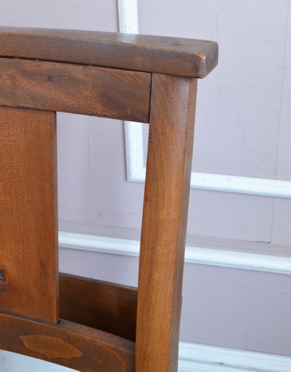 チャーチチェア　アンティーク チェア　カントリースタイルに似合うアンティークチェア、大人色のチャーチチェア。キズや汚れ、木目や色は1脚1脚微妙に違いますが、どれもキレイに仕上げています。(m-327-c)