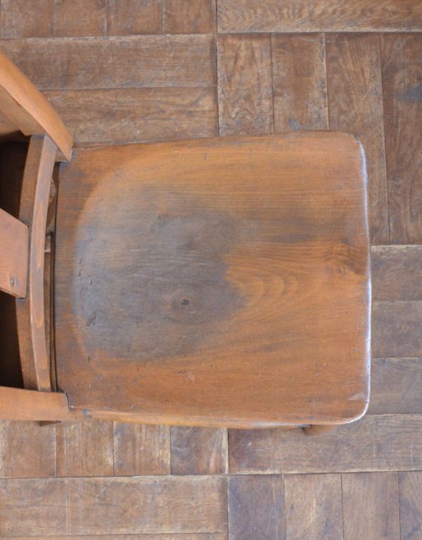 チャーチチェア　アンティーク チェア　カントリースタイルに似合うアンティークチェア、大人色のチャーチチェア。座面には、座ぐりと言って、長時間座ってお話を聞いてもラクなようにお尻の形に彫が入っています。(m-327-c)