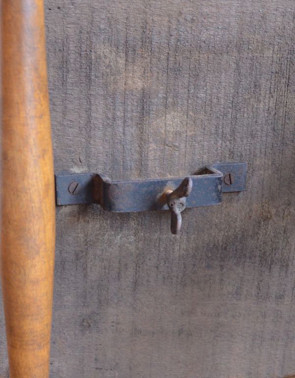 チャーチチェア　アンティーク チェア　カントリースタイルに似合うアンティークチェア、大人色のチャーチチェア。いったい何に使われていた金具でしょう･･･そんな事を想像するのも、アンティークの楽しみの一つです。(m-327-c)