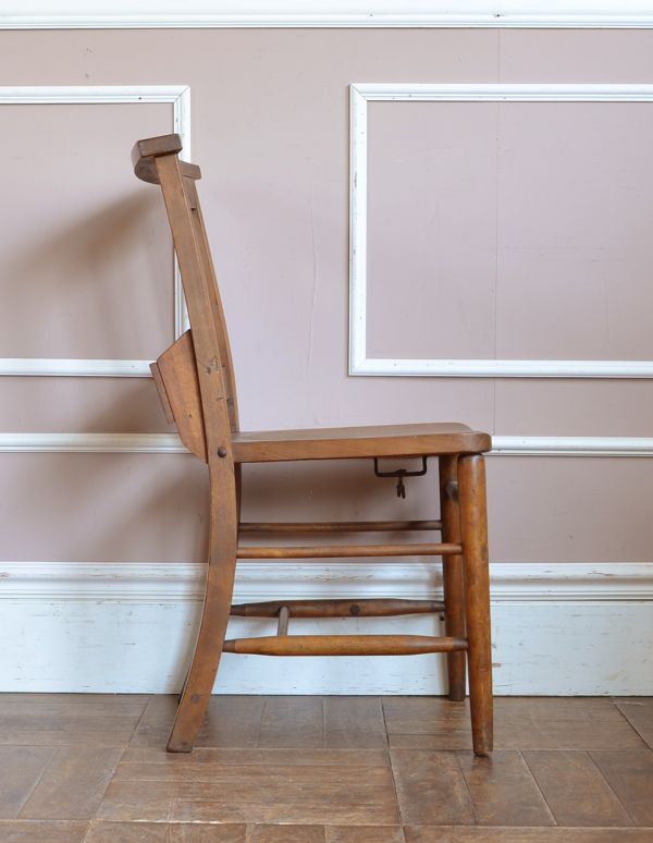 チャーチチェア　アンティーク チェア　カントリースタイルに似合うアンティークチェア、大人色のチャーチチェア。しっかりと支えてくてる背もたれの角度は、長く座っていても疲れません。(m-327-c)