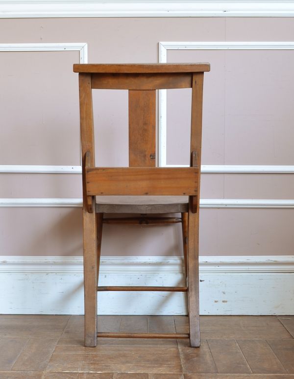 チャーチチェア　アンティーク チェア　カントリースタイルに似合うアンティークチェア、大人色のチャーチチェア。ダイニングや家事室、書斎に・・・どこに置いてもアンティークの風合いたっぷりのチャーチチェアです。(m-327-c)