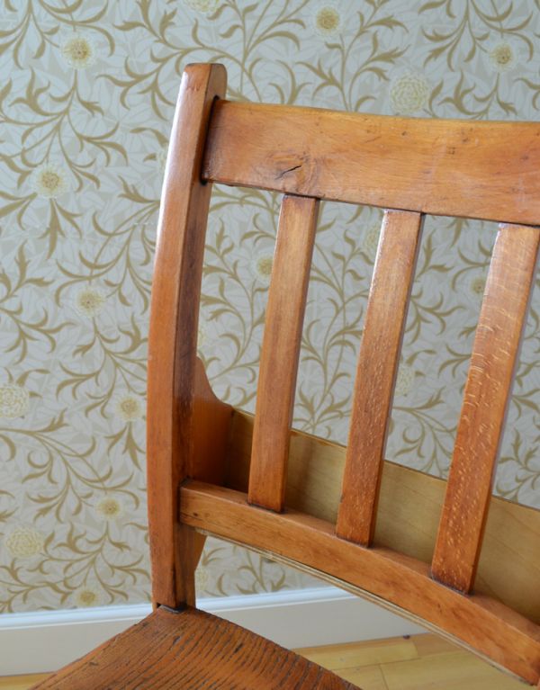 板座面　アンティーク チェア　ダイニングでも使えるアンティークチェア、木製のチャーチチェア。アンティークなので、年月を経て、味わい深い色になっています。(m-329-c)