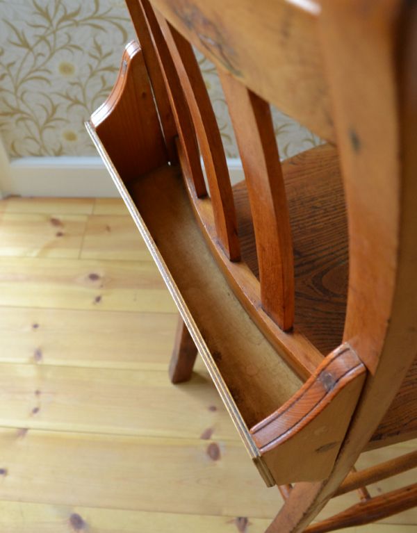 板座面　アンティーク チェア　ダイニングでも使えるアンティークチェア、木製のチャーチチェア。もともとは、聖書や賛美歌を入れるために作られたBOX。(m-329-c)