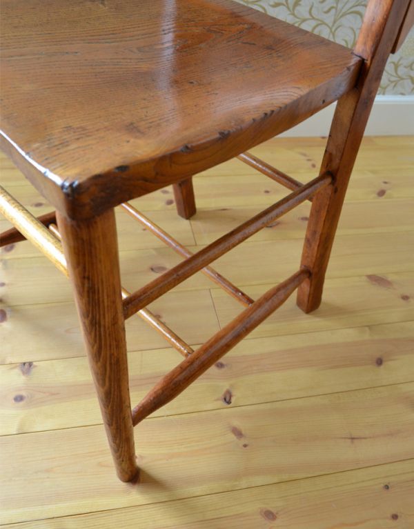 板座面　アンティーク チェア　ダイニングでも使えるアンティークチェア、木製のチャーチチェア。足元の桟は昔、荷物置き場に使われていたもの。(m-329-c)