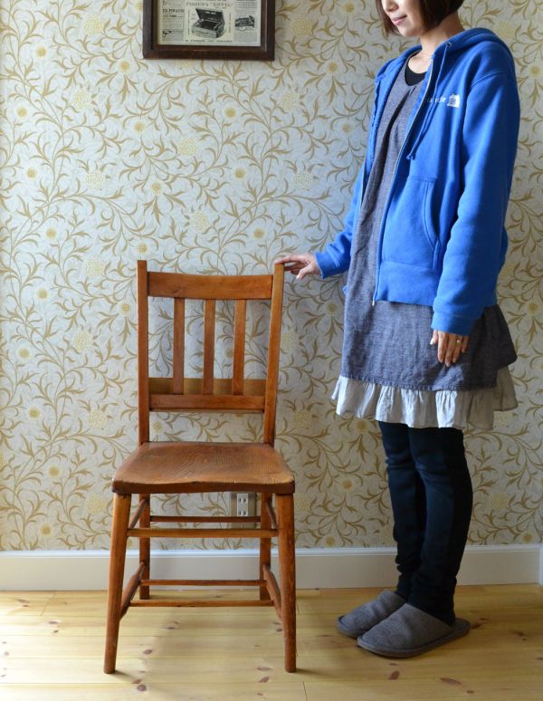 板座面　アンティーク チェア　ダイニングでも使えるアンティークチェア、木製のチャーチチェア。背もたれに縦３本のラインが入った可愛いデザインです。(m-329-c)