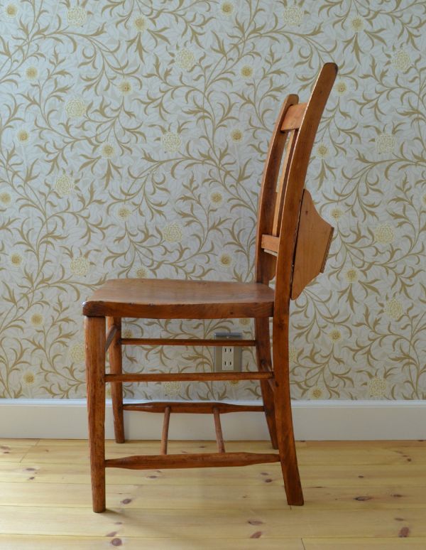 板座面　アンティーク チェア　ダイニングでも使えるアンティークチェア、木製のチャーチチェア。背もたれがカーブしているので、ゆったりくつろげます。(m-329-c)