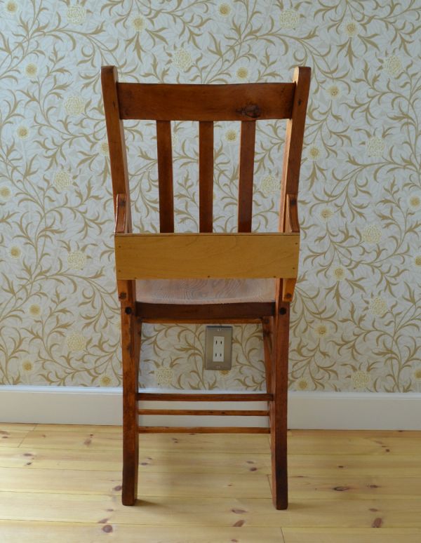 板座面　アンティーク チェア　ダイニングでも使えるアンティークチェア、木製のチャーチチェア。後ろ姿も絵になるチャーチチェア。(m-329-c)