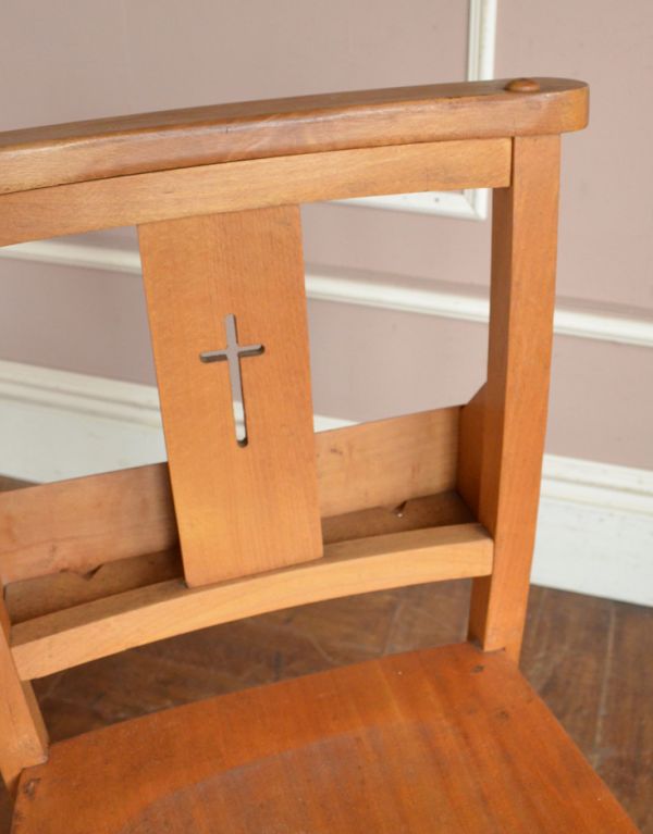 お祈り台付きのアンティークチェア、クロス入りのチャーチチェア(m-330