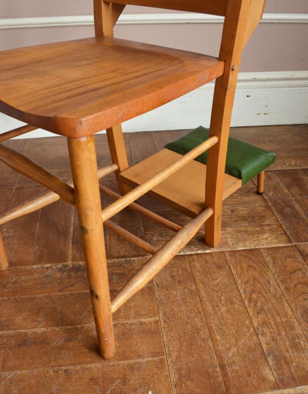 お祈り台付きのアンティークチェア、クロス入りのチャーチチェア(m-330