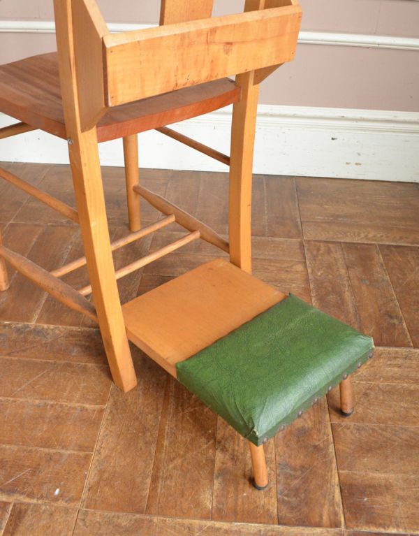お祈り台付きのアンティークチェア、クロス入りのチャーチチェア(m-330