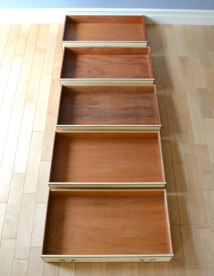 アンティークのチェスト　アンティーク家具　フレンチテイストのアンティーク家具、可愛いペイントの５段チェスト。引き出しは５杯。(m-330-f-1)