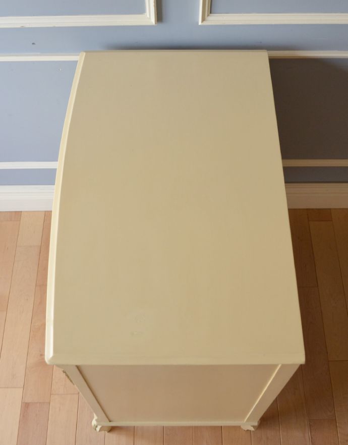 アンティークのチェスト　アンティーク家具　フレンチテイストのアンティーク家具、可愛いペイントの５段チェスト。天板はピカピカです。(m-330-f-1)