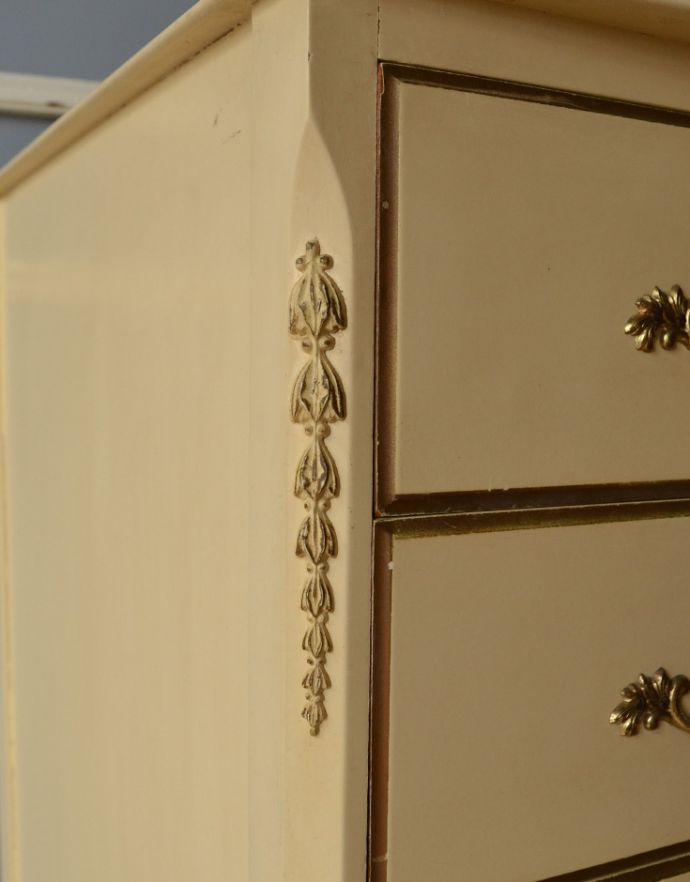 アンティークのチェスト　アンティーク家具　フレンチテイストのアンティーク家具、可愛いペイントの５段チェスト。フランスらしい凝った装飾がたっぷり！アンティークでしか表現できない風合いにうっとりしてしまいます。(m-330-f-1)