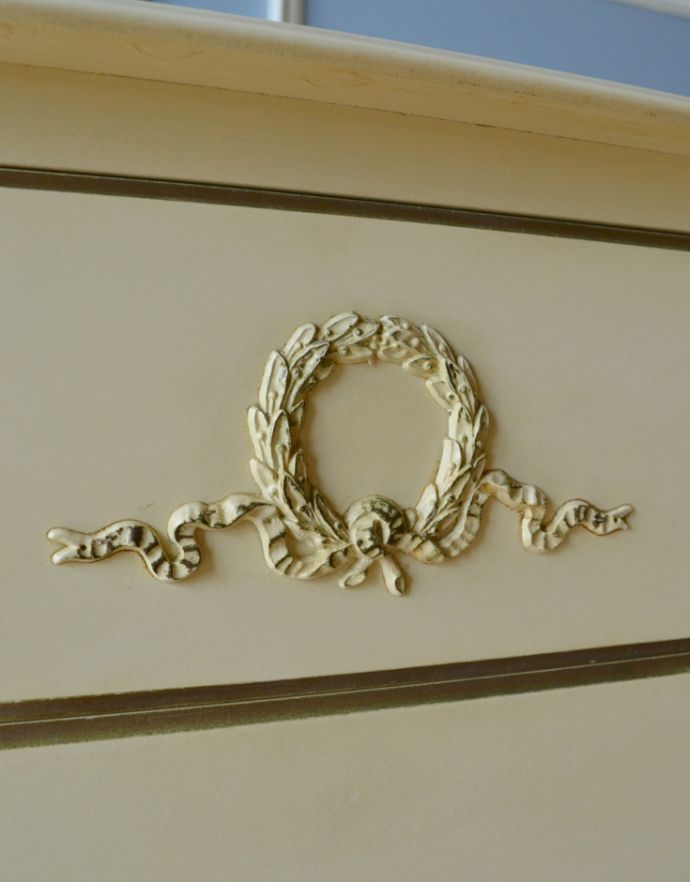 アンティークのチェスト　アンティーク家具　フレンチテイストのアンティーク家具、可愛いペイントの５段チェスト。リースがモチーフの装飾。(m-330-f-1)