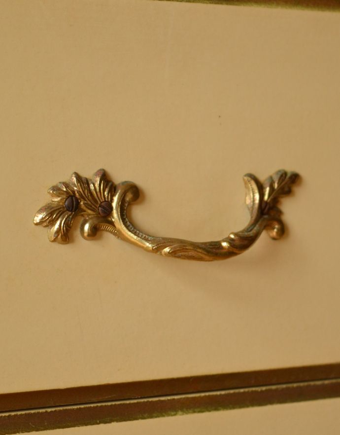 アンティークのチェスト　アンティーク家具　フレンチテイストのアンティーク家具、可愛いペイントの５段チェスト。引き出しの取っ手は蔦のような凝ったデザイン。(m-330-f-1)