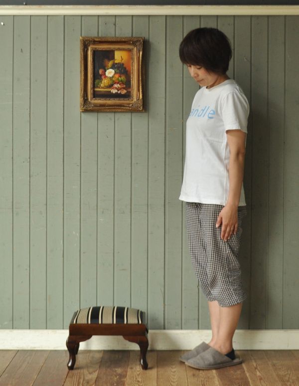 ダイニングチェア　アンティーク チェア　上品なアンティークチェア、小さなフットスツール（足置き）。飾っても使っても楽しめる椅子です。(m-338-c)