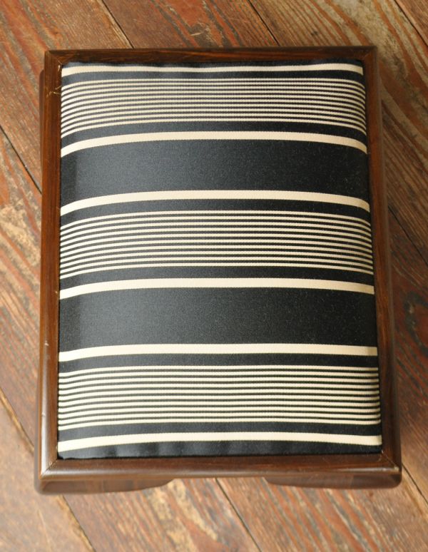 ダイニングチェア　アンティーク チェア　上品なアンティークチェア、小さなフットスツール（足置き）。足置きですが、座り心地も良いです。(m-338-c)